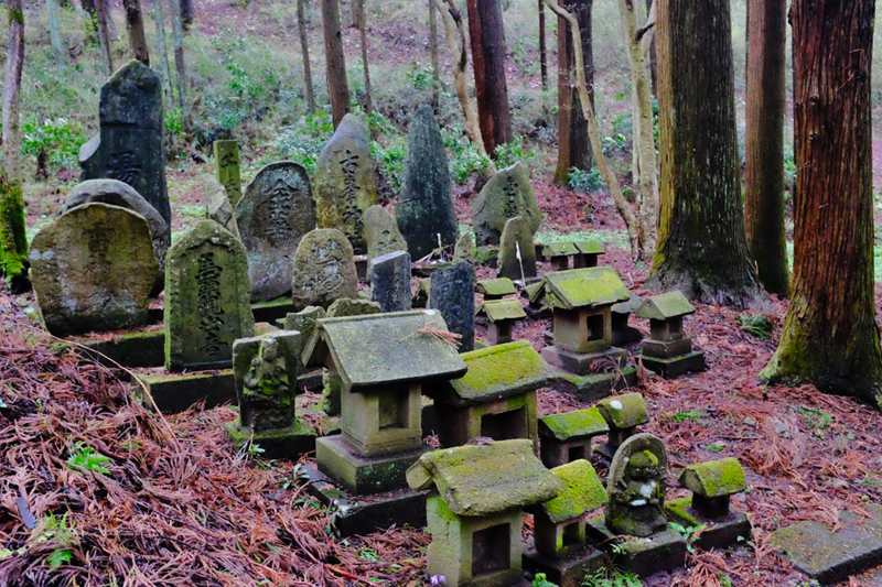 Example of small shrines that might be found in the surrounding area